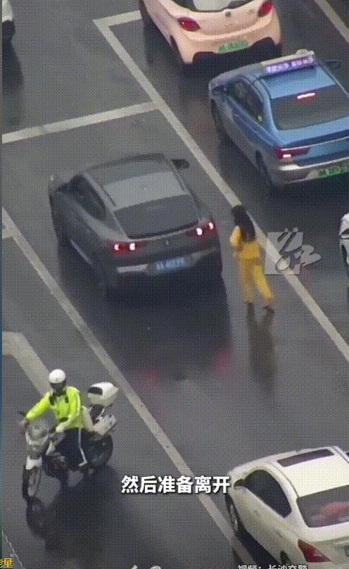 心酸！湖南长沙，一黄衣女子光着脚情绪崩溃的在街边走着，绕过路障后又朝着马路中间跑