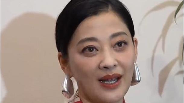 50岁梅婷南京被偶遇，腰粗脸大肉眼泡，没有网上说的那么漂亮