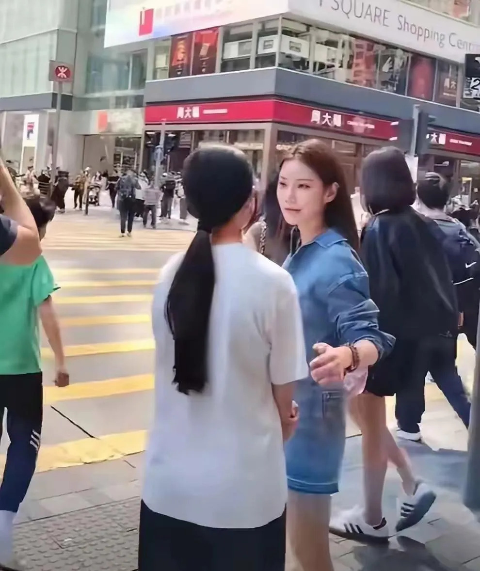 汪小菲带儿女香港游玩











天哪！汪小菲一家去香港玩被发现了！小