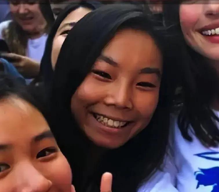 宗老身后事未了，一场关于亲属关系的风波骤起。一名被指为私生女的女子曝光后，因肤色