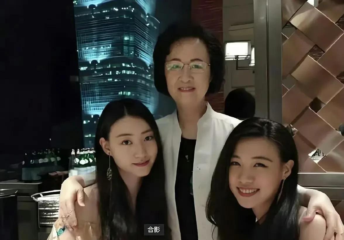 快来看琼瑶的全家福！她儿子是和第一任老公生的，再看看她俩孙女，简直是琼瑶奶奶的“