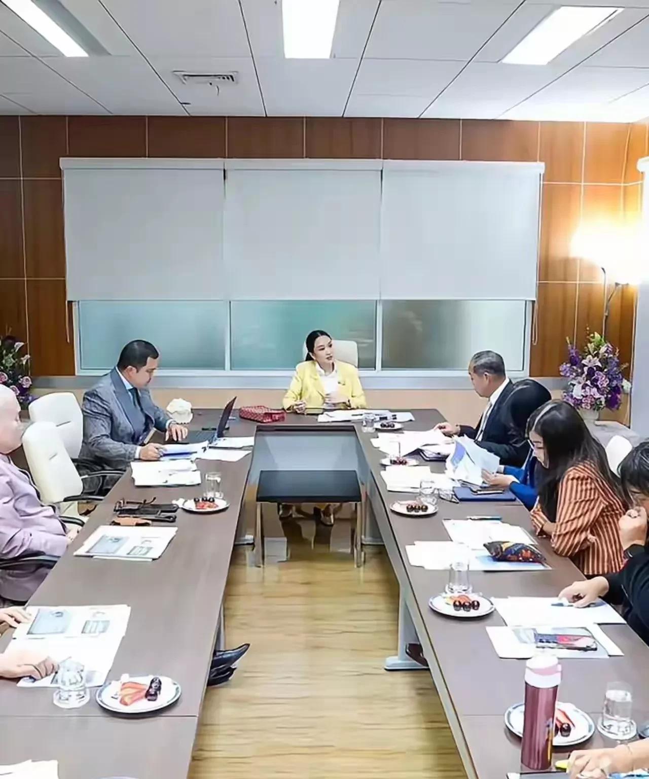 佩通坦所主持文化部工作会议现场很有特点，每位官员面前均放置了果盘，可以边吃边讲话