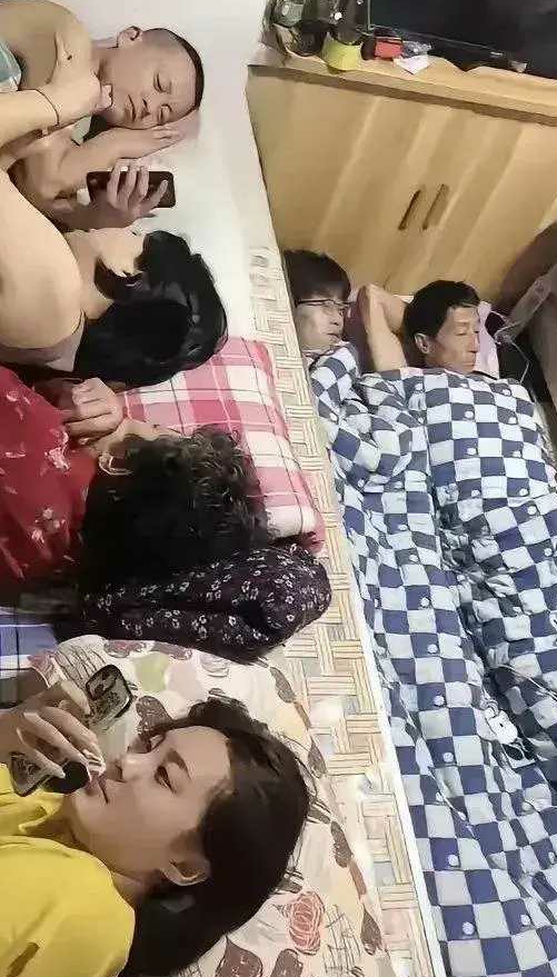 麻将“炕上花”就是由此而来的。北方人就不尴尬吗？