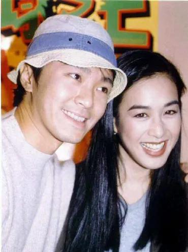 钟丽缇从来都是大大方方，她主动追求周星驰：“如果你想要家国护照，就跟我结婚吧。”