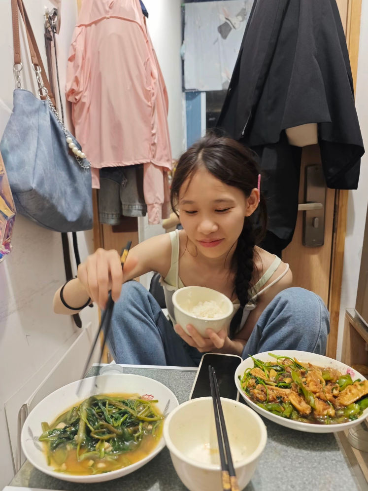 10平米的出租房,我也有一个满眼都是我的女孩！