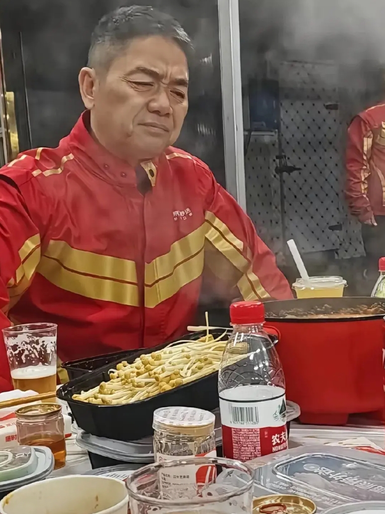 从刘强东对外卖小哥的态度上，终于知道原来余华说的都是真的。

余华：“现在如果再