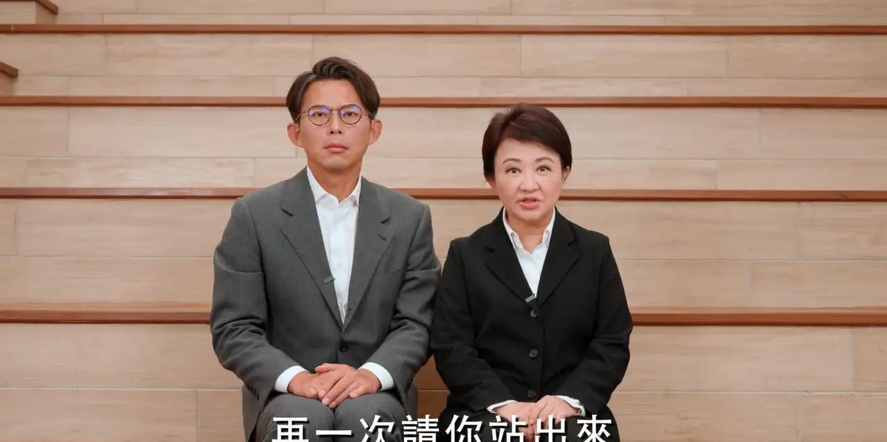 悬念来了，柯文哲放出来了，回过头来再看这张照片是不是拍的有点尴尬了？
以前柯文哲
