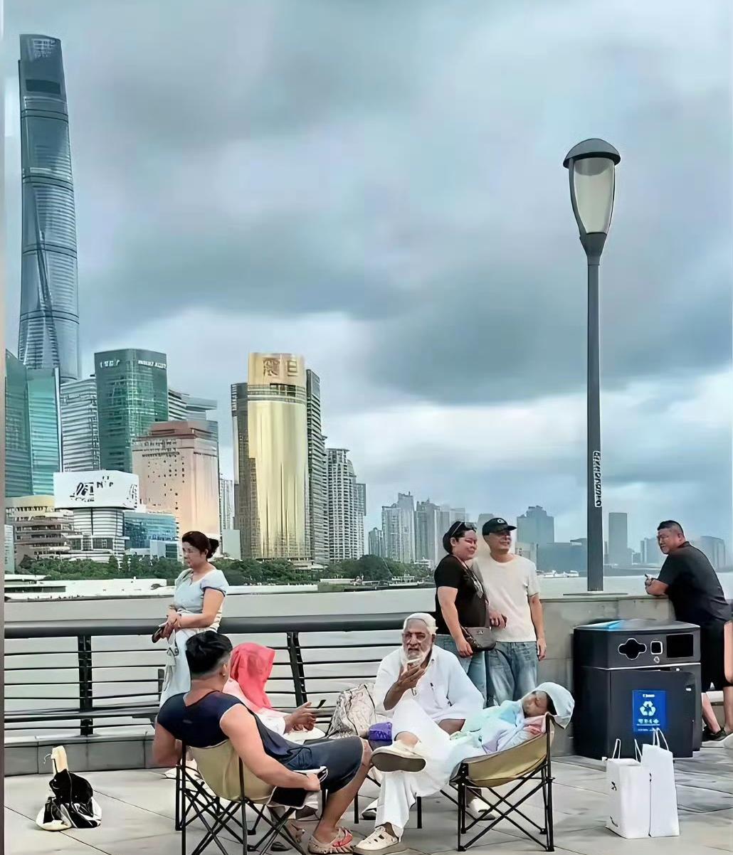 印三的高种姓家庭来上海旅游！
他们将折叠桌椅带到了外滩，一家子旁若无人随意坐卧，