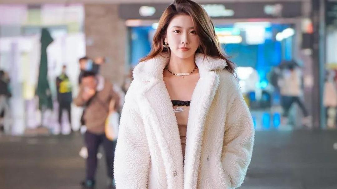 冬天就要软软的暖，摇粒绒搭配，下面筷子腿，上粗下细反差美