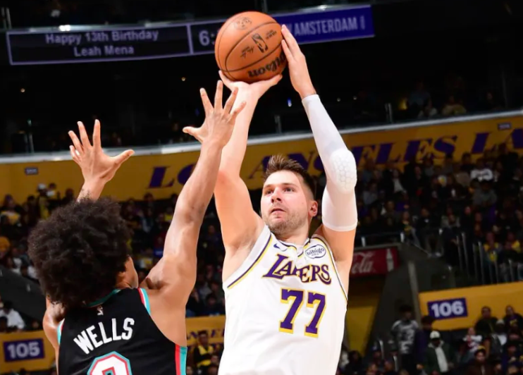 东契奇现在还达不到独自带队的能力！
他个人能力毋容置疑， 很强， 但是带队经验，