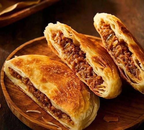 内蒙古通辽市十大美食
一、蒙古馅饼
二、大骨头抻面
三、白扒羊肉
四、通辽烤羊腿