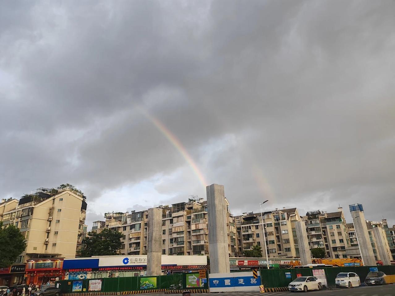 下雨就下雨吧，搞什么双彩虹，害我激动踩了个大水坑！你看看，一边乌云密布，雨水肆意