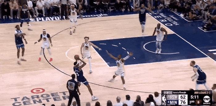 巨人来到矮人国！戈贝尔今天无敌了！
在今天NBA季后赛勇士对森林狼的第三节比赛中