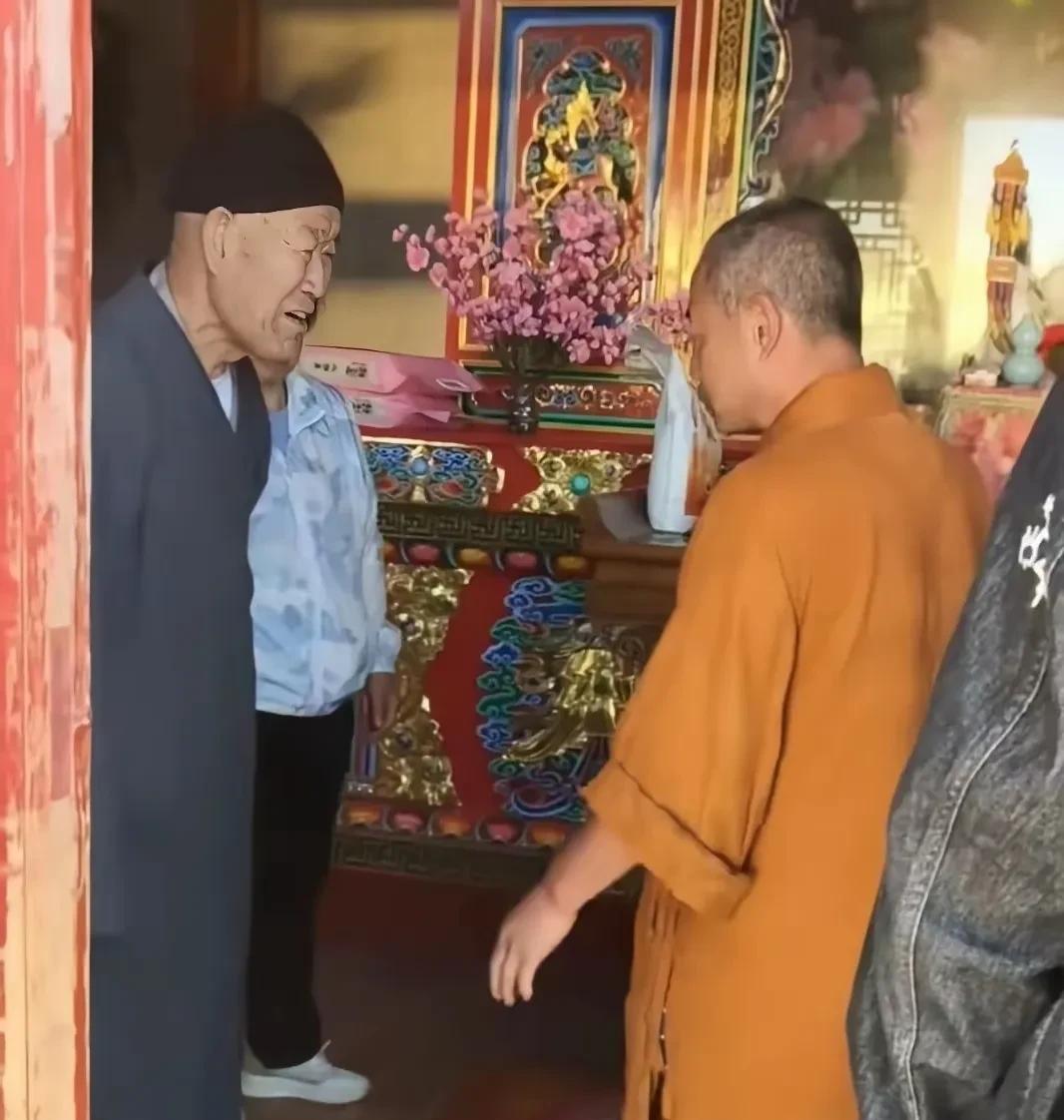 现在的寺庙怎么啦？
山西的五台山，有一对老年夫妻，给寺庙供奉了一袋面粉和两袋米。