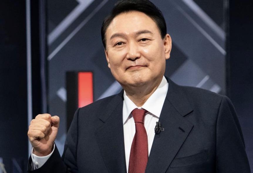 韩国前总统尹锡悦现在麻烦大了！他因为老婆金建希的案子又被法院批准逮捕了。这已经是