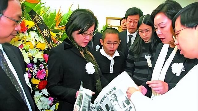 王光美罕见的一张学生照，穿红裙子、马丁凉鞋，非常时尚