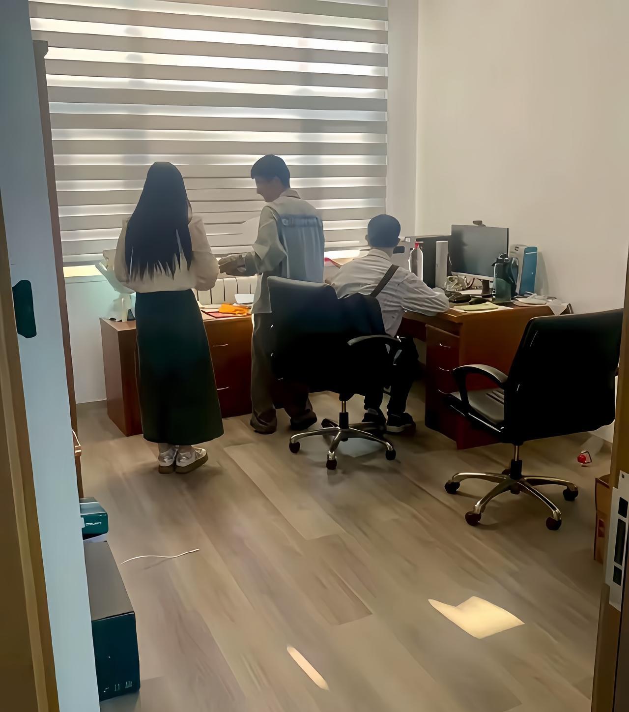 韦东奕坐在办公室里，是背对着大门的，确实很独立思考的样子。
韦东奕就算“摸鱼”，