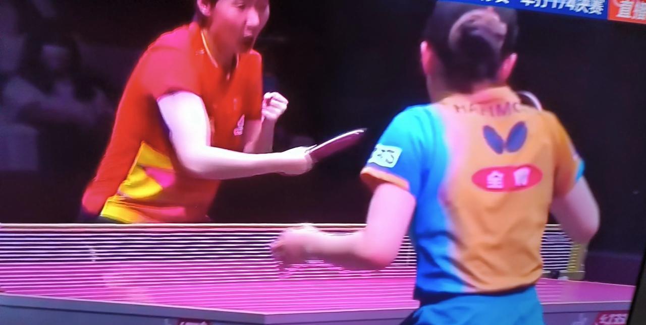 王曼玉再战张本美和，正在进行的世界乒乓球锦标赛女子四分之一决赛，是我们国乒队的王