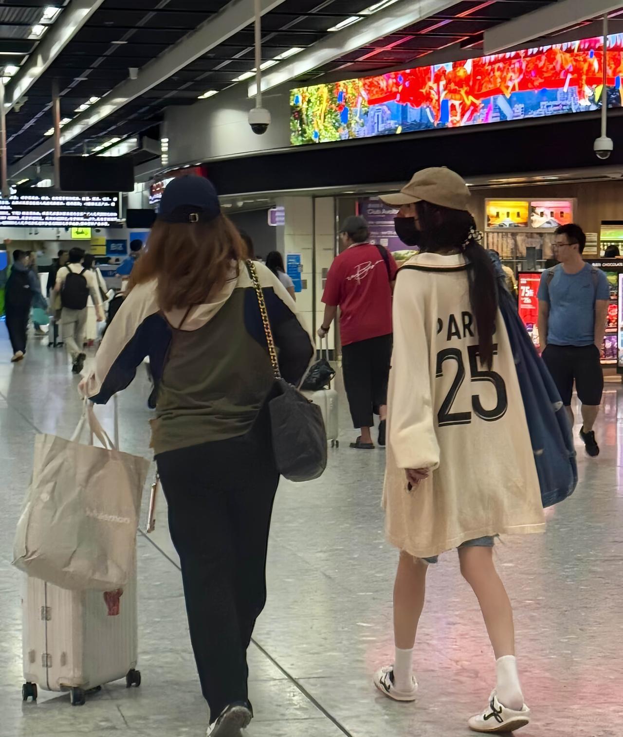 发现杨幂总是喜欢这样穿鞋，这是从小养成的习惯吗？
4月27日，有网友在香港西九龙