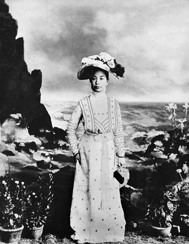 1906年，安徽合肥一位名媛出嫁，嫁妆铺了十条街。婚后16年，她接连生了14个孩