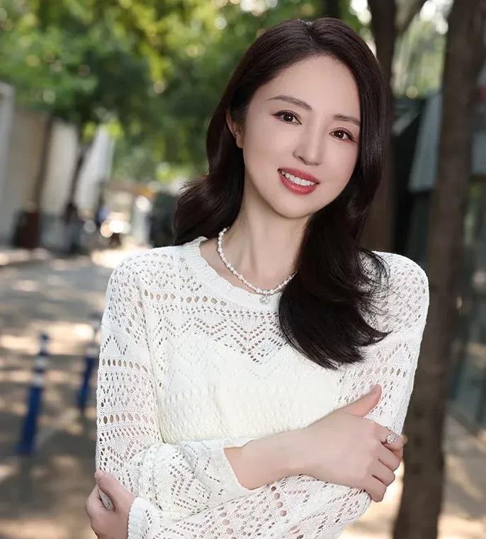 现在才发现董璇有一个特点，
真的很多人一辈子都学不会，
那就是她的
格局是真的大