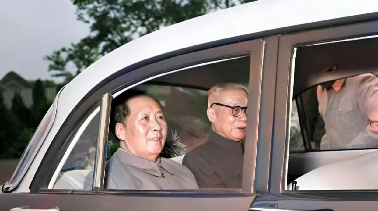 这是1958年，毛主席乘坐第一辆国产东风牌轿车的镜头。主席当天的心情很愉快，与旁