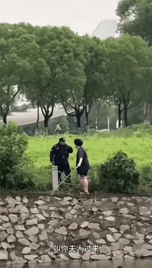 某大学生钓鱼被制止，自导跳河戏码反被拍，监控视频成铁证，赔了夫人又折兵，这条河道