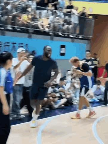 看格林这一番操作，说明他很会拿捏流量。他以前的那些犯规动作，是一时冲动，还是在很