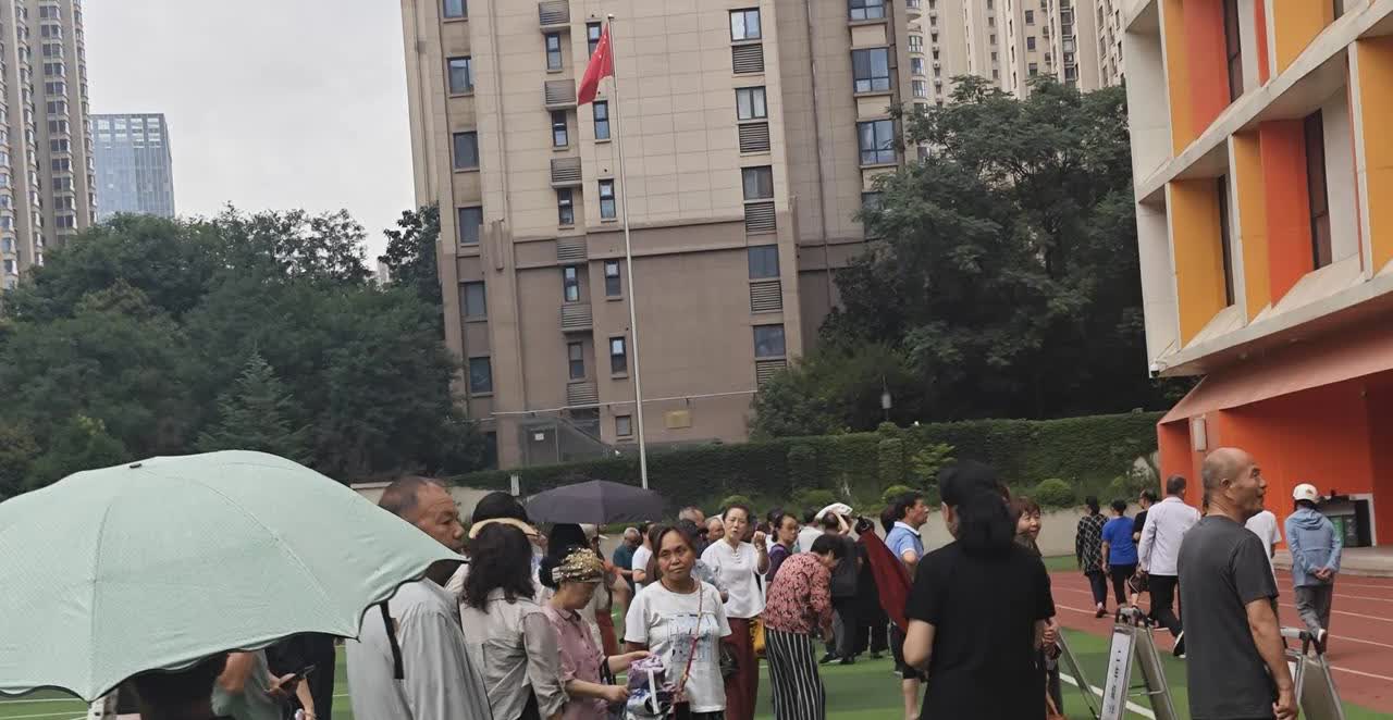在古城西安，有一个怪现象，一至六年级的小学生从早上上学到午餐，下午两点上课和四点