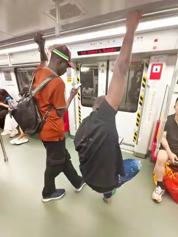 外国人坐地铁的癖好，还真琢磨不透啊