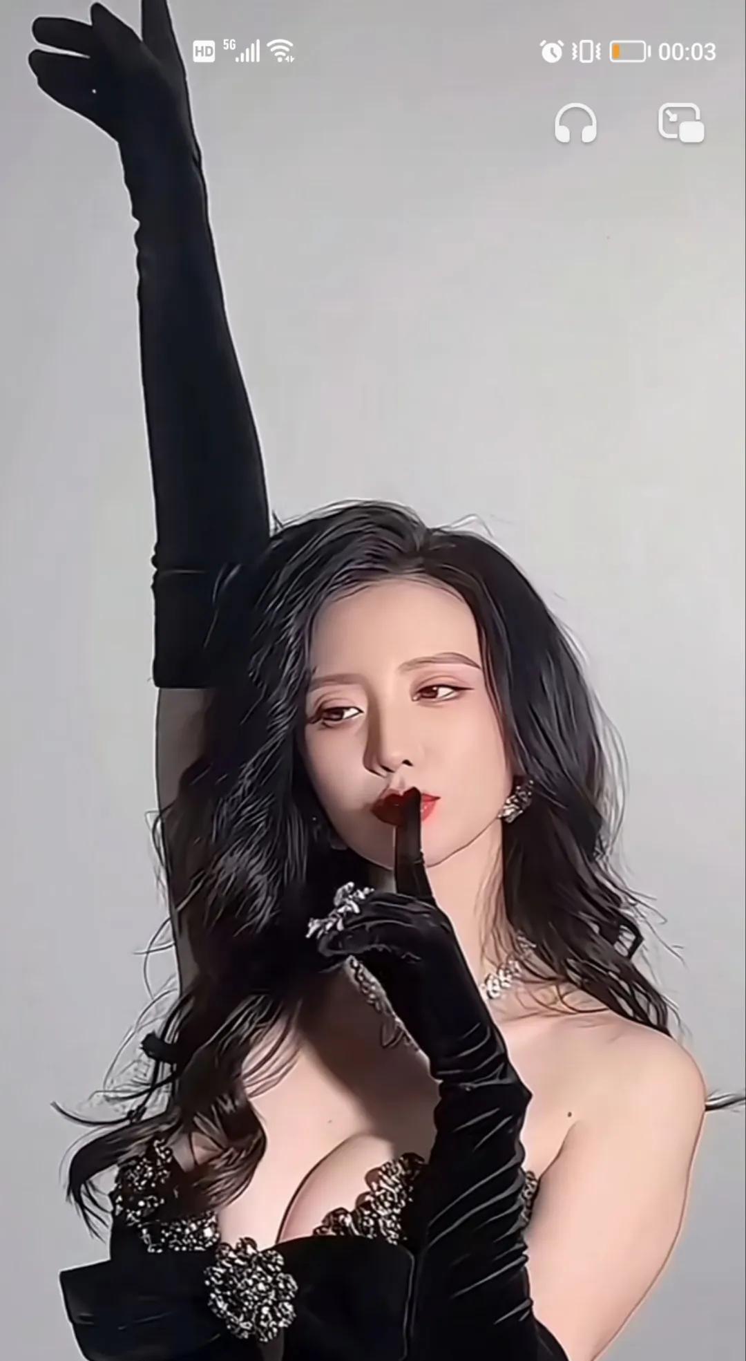她是《夏家三千金》里的张萌吗？一点都不像呢。以前看过这个人演的电视剧，可我当时不