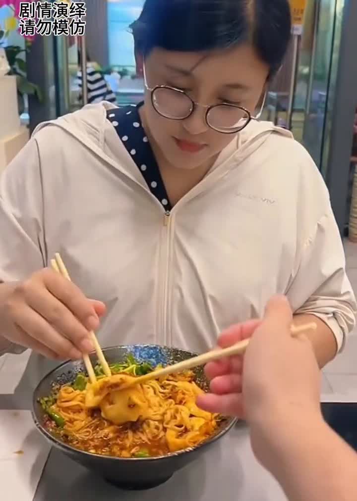 男子第一次跟相亲对象吃饭遭到嫌弃，这一幕真的太无奈了。
男子第一次约相亲对象吃