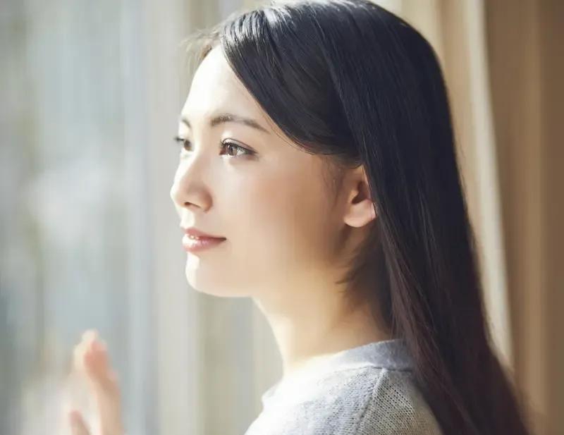 从容优雅者的10个细节
1、话语中听。
2、适时缄默。
3、眼神温和。
4、衣着