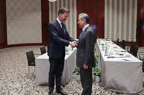 北约秘书长主动对华示好！握手姿态尽显谦卑，向中方做出一个承诺！
近日，王毅外长在