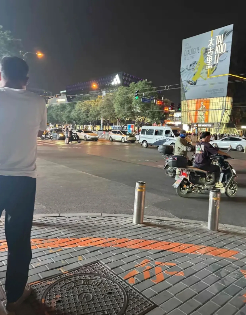 一位女士点了外卖，18岁的小哥送到的时候，这位女士说没收到，投诉说没送到。平台立