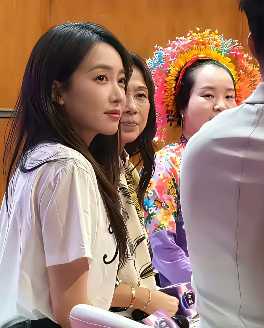 含情脉脉的眼神，是这个样子吗？