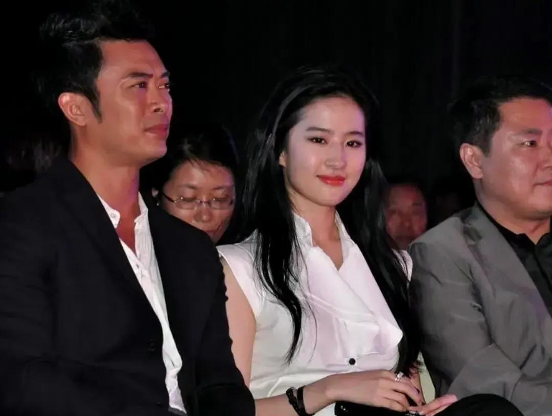 看吧，什么才是顶级美女，浑身自带光芒，人群中看一眼就让人沦陷！
旁边的男士不知道