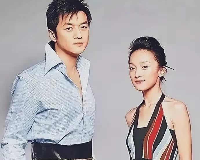 周迅与李亚鹏早期的合照，李亚鹏眉清目秀，笑起来甜甜的挺招人稀罕，周迅像没有长开的