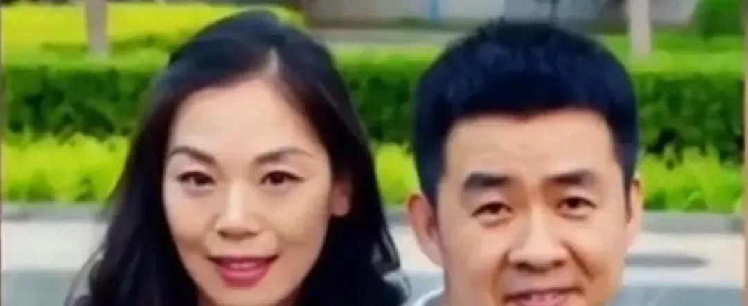 这才是幸福的一家人，这是神舟二十号航天员陈冬的妻子和双胞胎儿子。妻子王晓燕温婉体