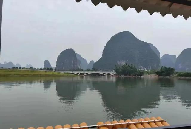 “假期旅游不要发朋友圈”一个校长在放假前开会时反复强调。
教师有两个假期。这假期
