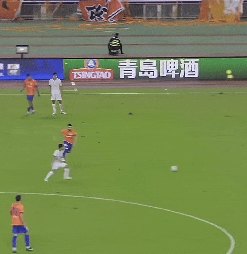 国安被打懵了，池忠国更是被打懵了……
这么低级的传球失误，最神奇的是失误之后池忠