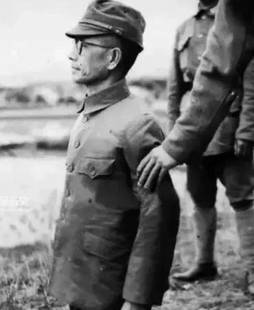 1947年一个日本军官马上要被进行枪决，可奇怪的是，行刑的军员向他开了三枪，都没