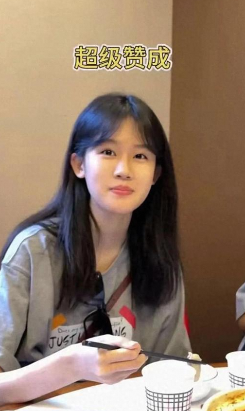 陆毅女儿贝儿16岁出落大方 吃货属性超可爱
