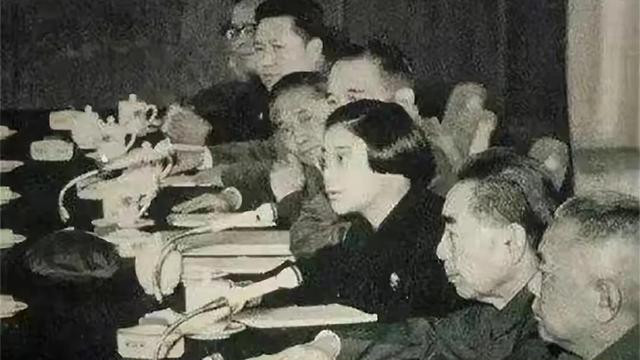 1972年，江青和尼克松的合影，看那个翻译，长得真美，她是谁？