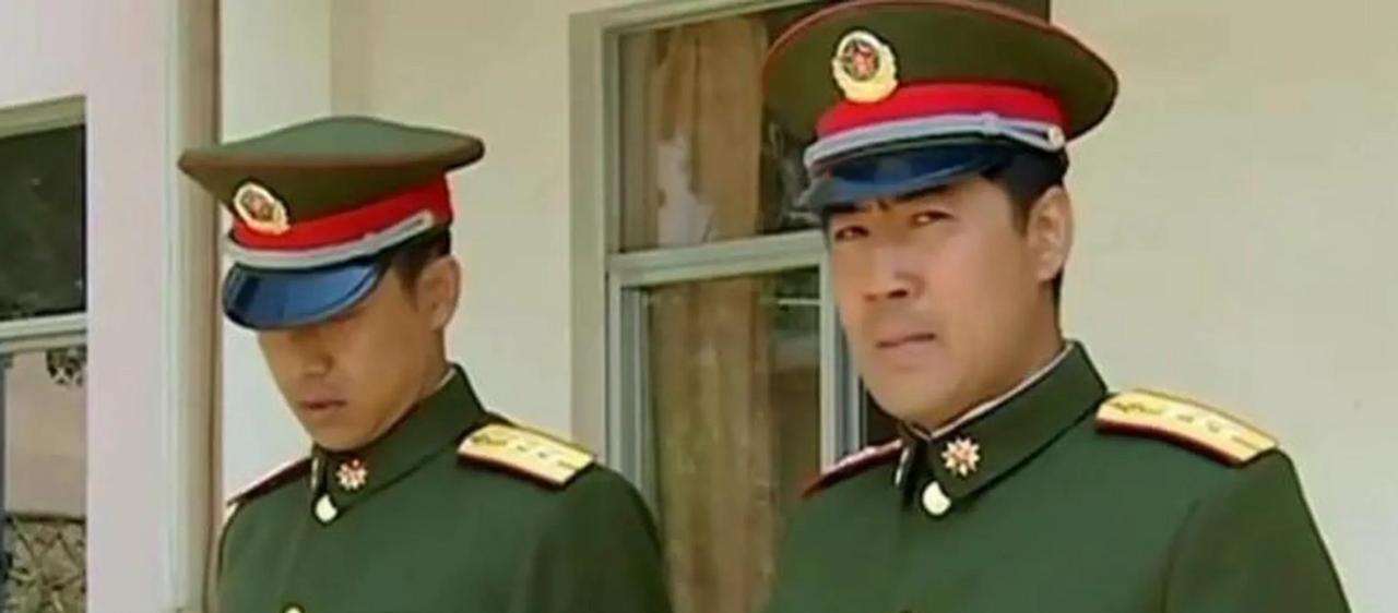 在中国人民解放军中，连长和指导员是连队的两位主要负责人，他们分工协作，共同领导和