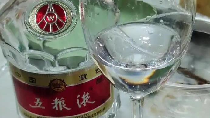 白酒界开启“互怼”！剑南春降900，五粮液跌千元，泸州老窖很无奈跟上