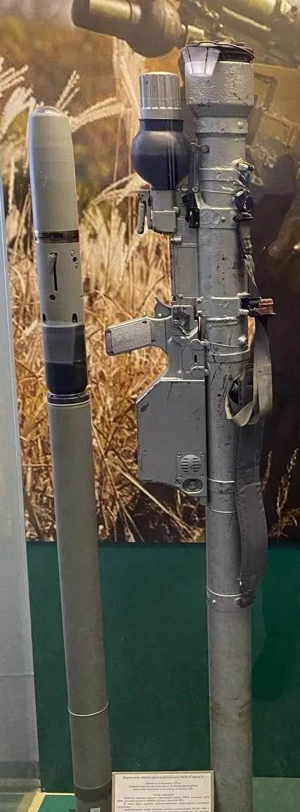 苏联时期的9K34“箭-3”便携式防空导弹系统。
- 射程 - 600-4500