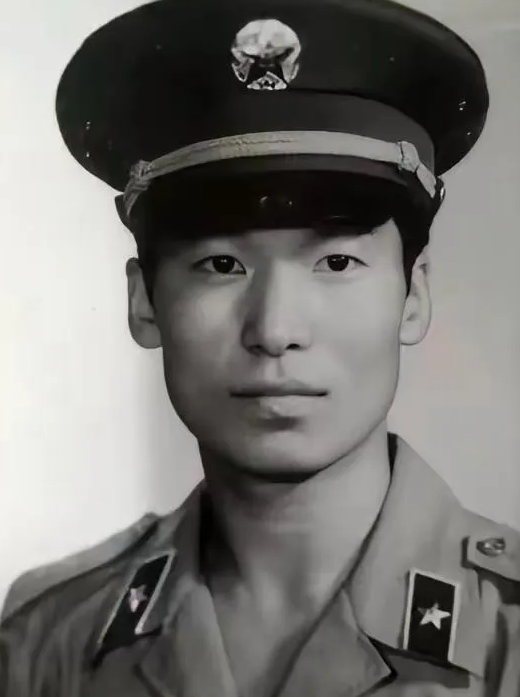 1987年，试飞员徐勇凌的歼6战机失控，惊险跳伞后，他跌入了荒无人烟的大山深处，