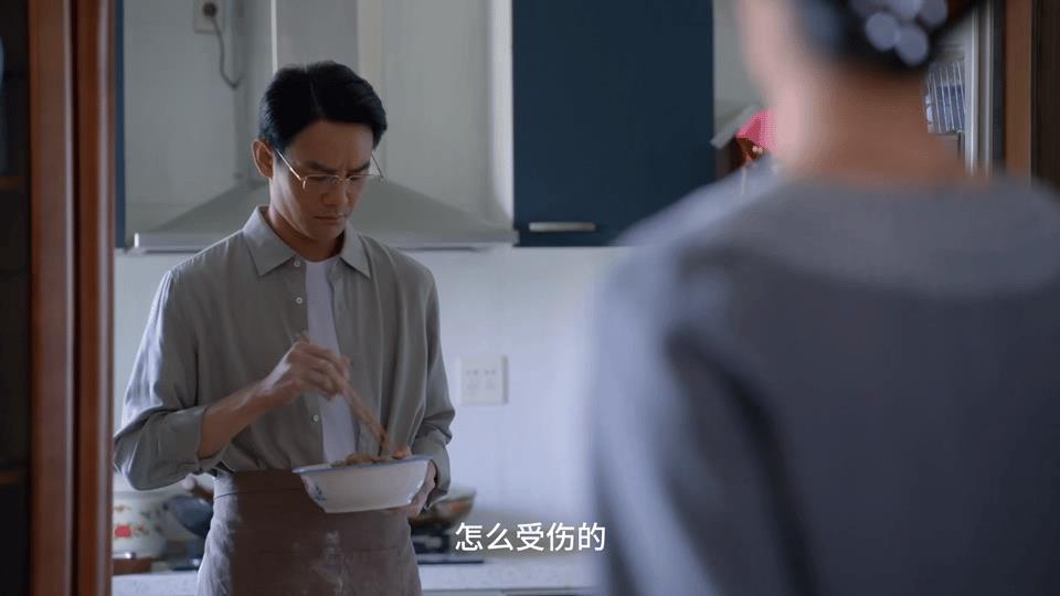 《淬火年代》宋运辉穿着围裙一出场，出得厅堂入得厨房的宋总就深入人心了[呲牙]
知