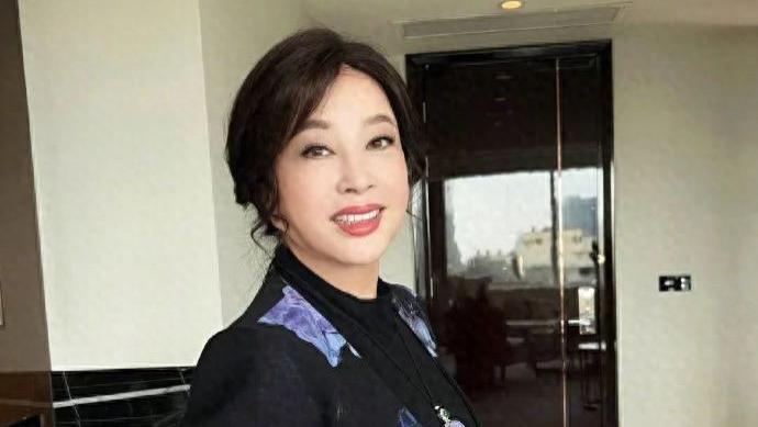 74岁刘晓庆回应遭小38岁男子勒索：我身上没有一块骨头是软的，一分都不给